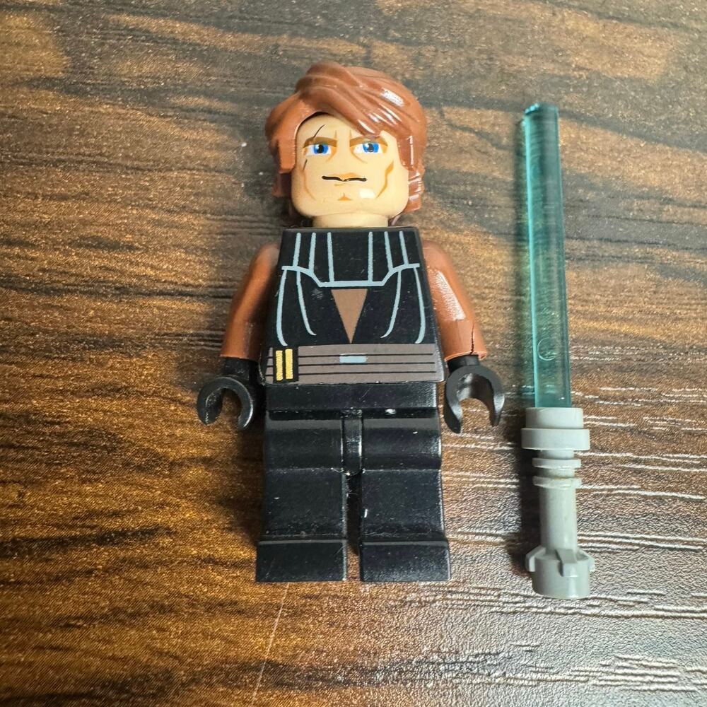LEGO Star Wars Anakin Skywalker Minifigure Scar Face w/‎ Blue Lightsaber